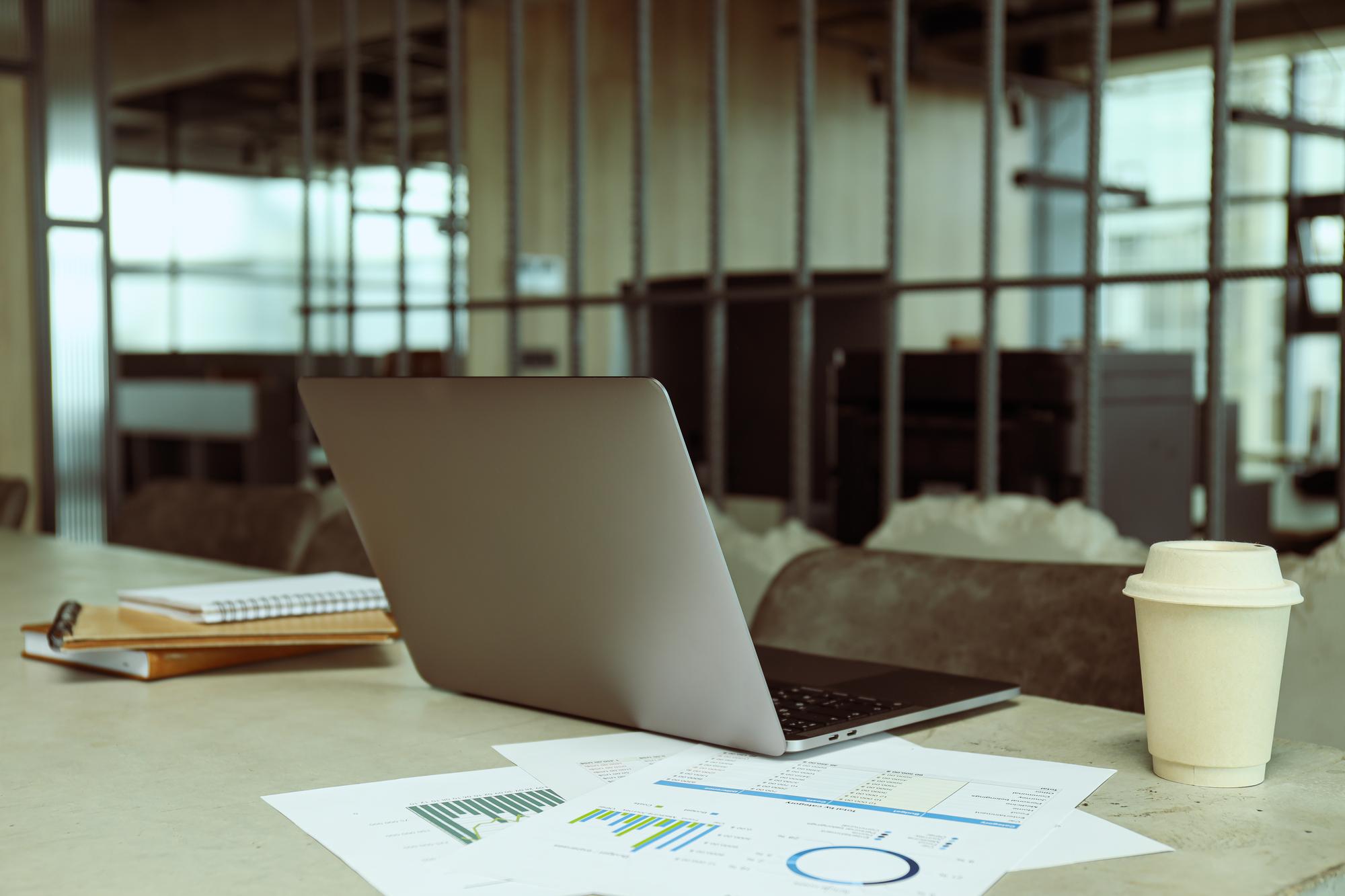 Modernes Büro mit Laptop und Finanzunterlagen